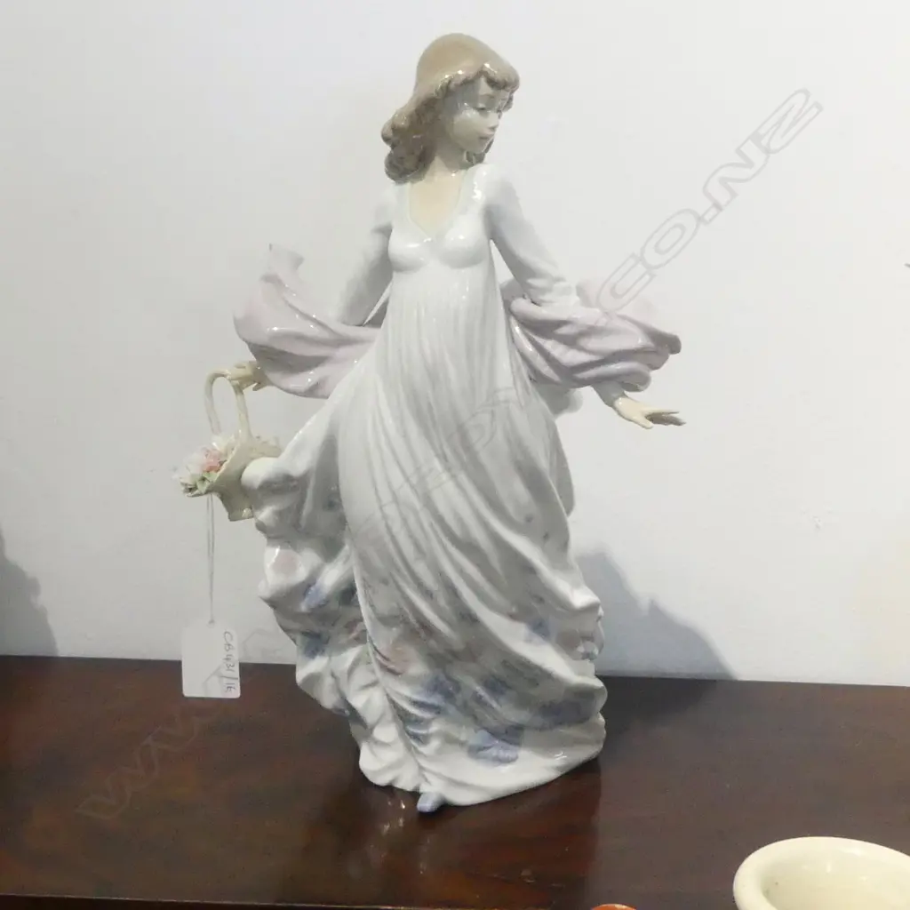 LLADRO #5898 'SPRING SPLENDOR' H.300mm Image 1++