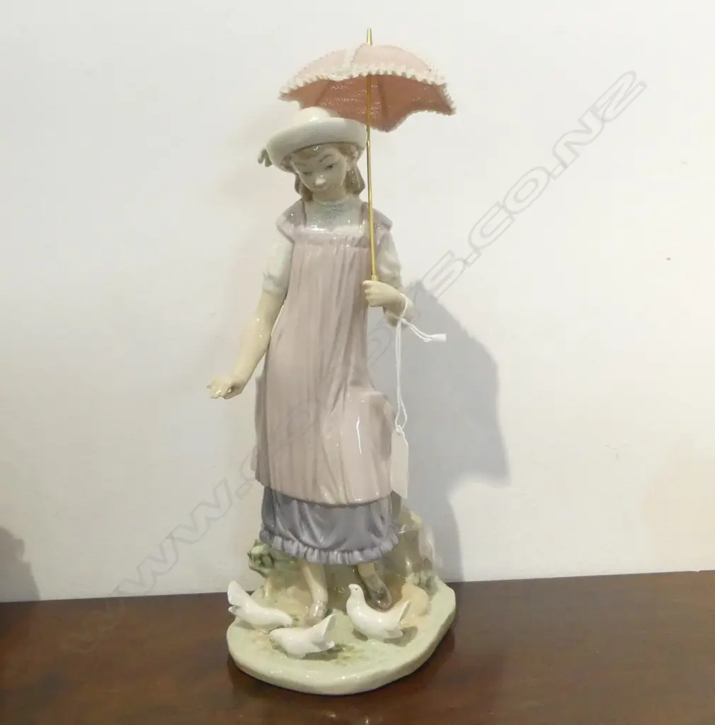 LLADRO WOMAN w. PARASOL H.320mm (1 finger broken) Image 1++