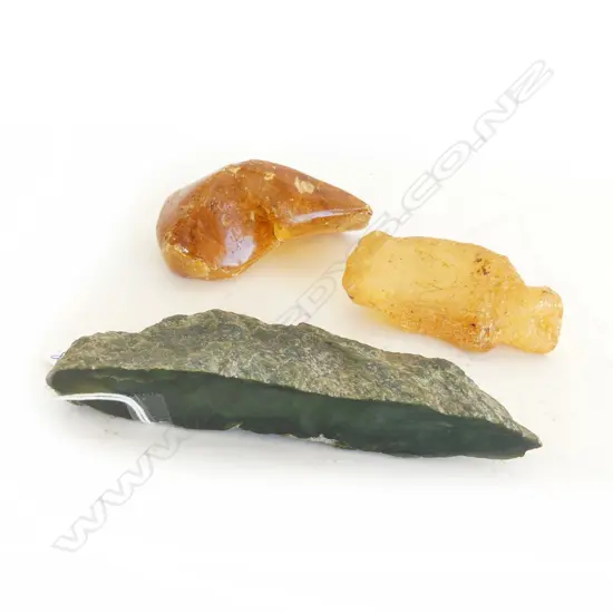 CUT POUNAMU PIECE & 2 PCES KAURI GUM