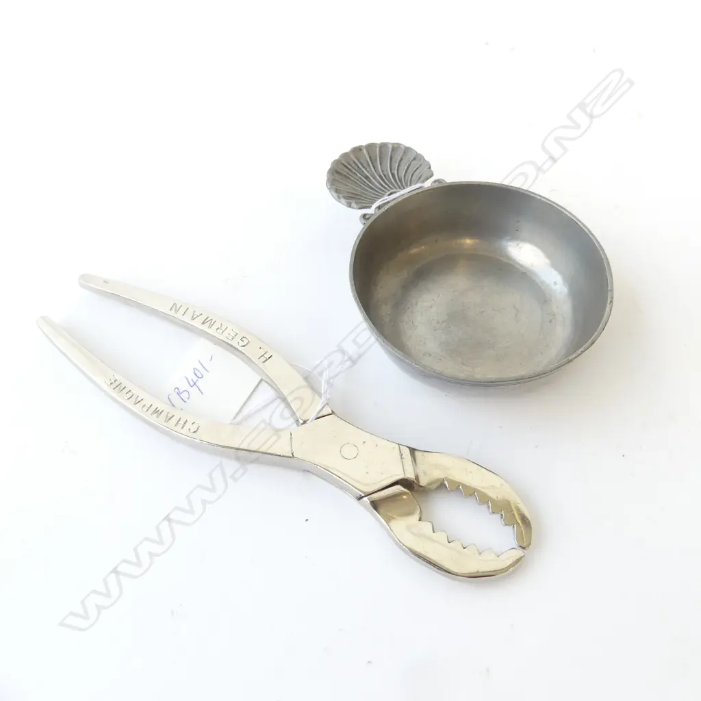 CHAMPAGNE PLIERS 'H.GERMAIN' & PEWTER TASTING CUP SHELL GRIP ANTIQUE LABEL Dia. 74mm Image 1++