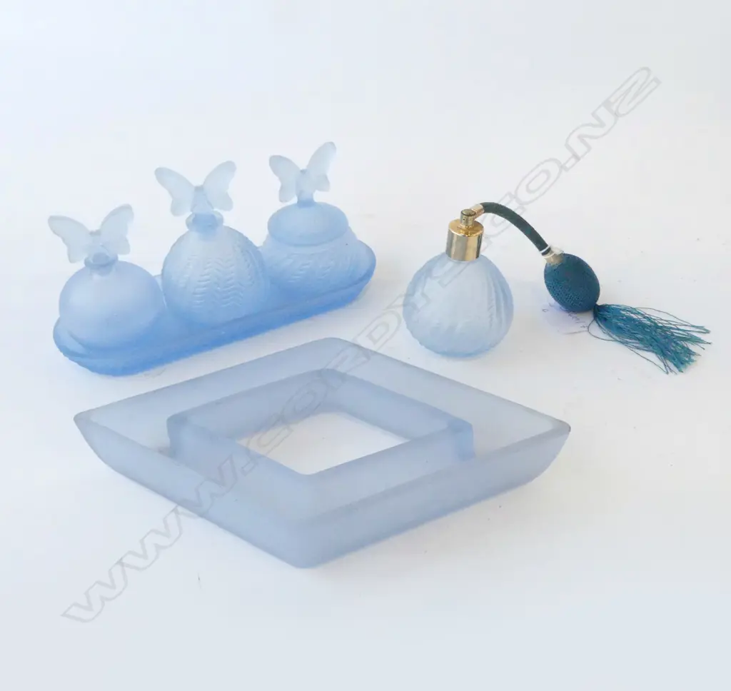 6 PCES BLUE GLASS; DIAMOND VASE 255x140mm, 4 BOTTLES & TRAY Image 1++