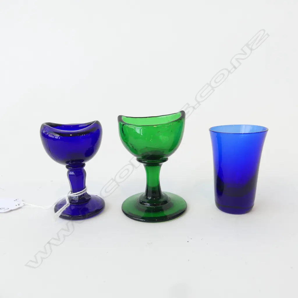 TWO ANTIQUE COBALT BLUE & GREEN GLASS EYEBATHS AND MEDICINE CUP, H.72MM Image 1++