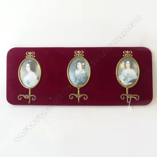 RED VELVET & METAL 3 PORTRAIT COAT RACK L750MM