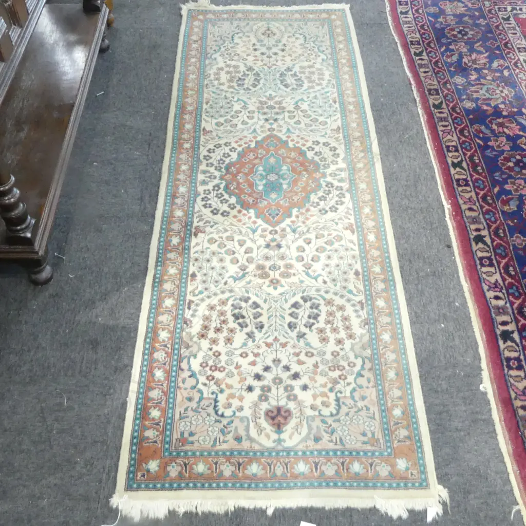 HAND NOTTED PERSIAN RUNNER RED GREEN & IVORY  COLOURS L1940 W650MM Image 1++