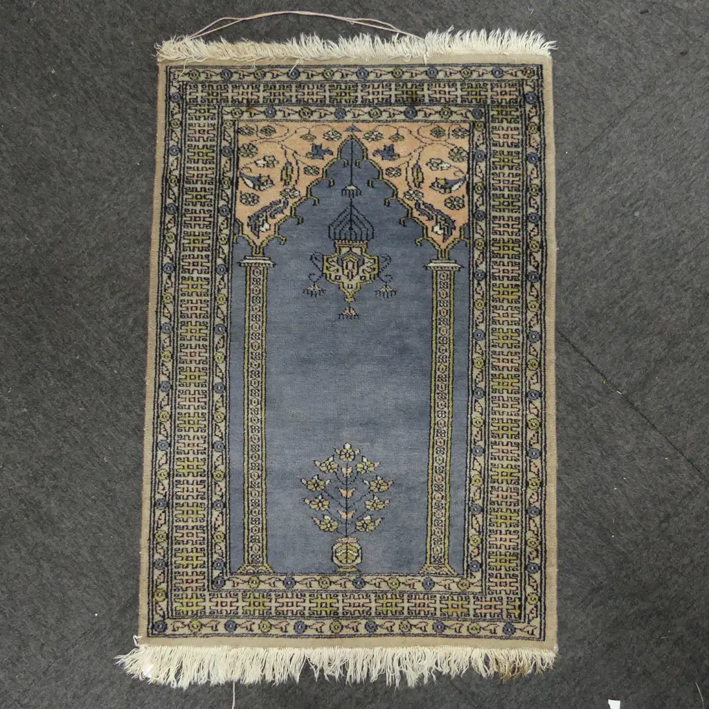 HAND KNOTTED WOOL PILE PRAYER RUG, BLUE GROUND, 940x640mm Image 1++