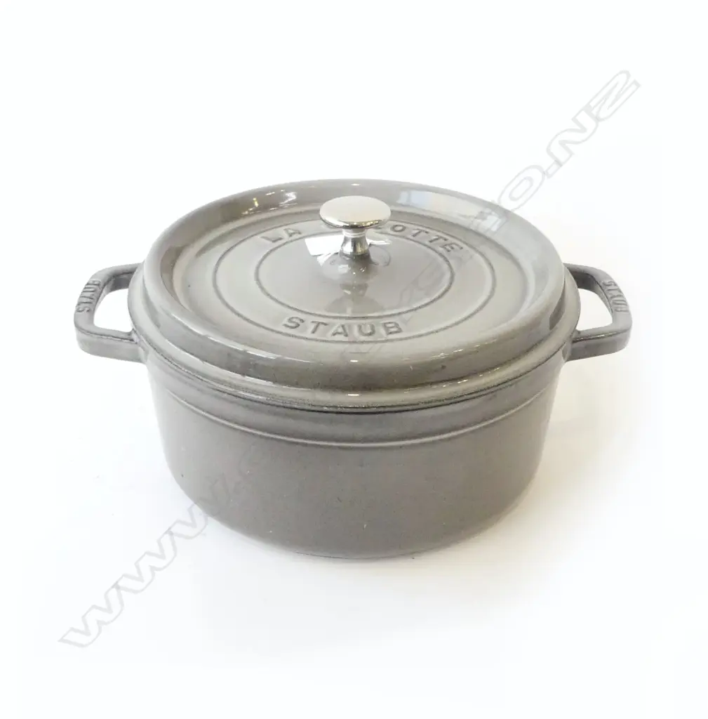STAUB LA COCOTTE GREY ENAMELLED CAST IRON LIDDED CASSEROLE POT #24 240mm dia minimal wear Image 1++