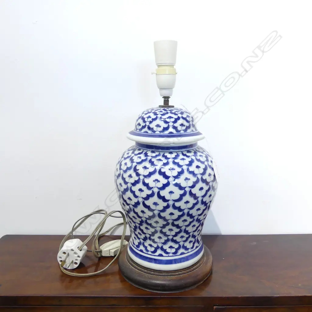 B/W GINGER JAR TABLE LAMP H.390mm (no shade) Image 1++