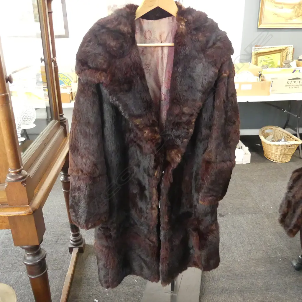 VINTAGE MIDLENGHT FUR COAT LARGE COLLAR Image 1++