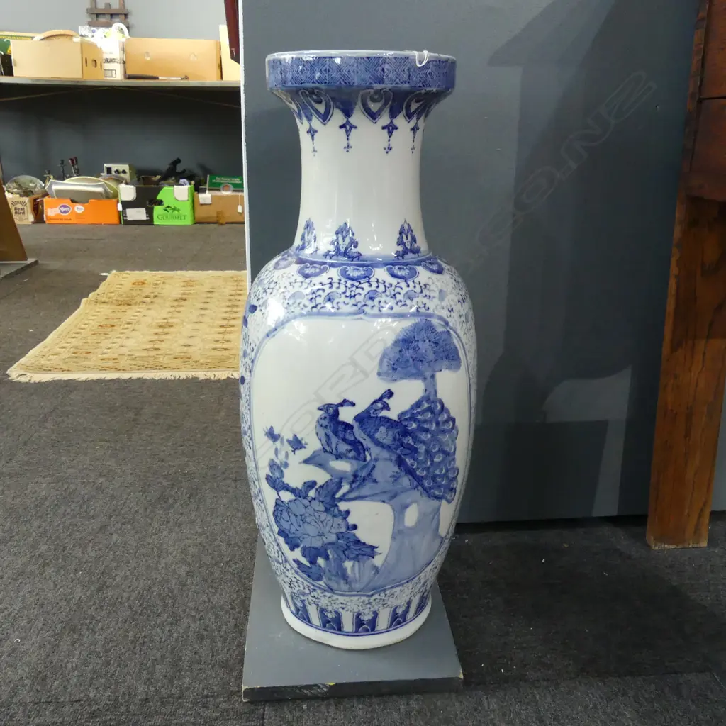 CHINESE B/W FLOOR VASE H.630mm Image 1++