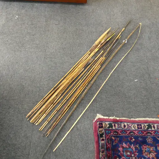 (D70) BEAUTIFUL SET OF BOW & HUNTING ARROWS FROM THE ASARO PEOPLE palm wood bow & partial bamboo stringer. PNG pre-1980'