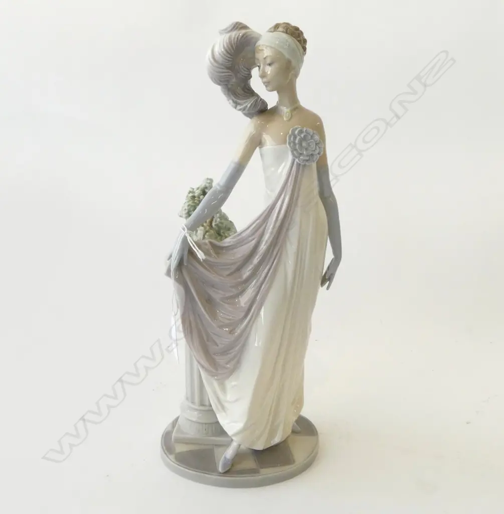 LLADRO ELEGANT WOMAN H.335mm Image 1++