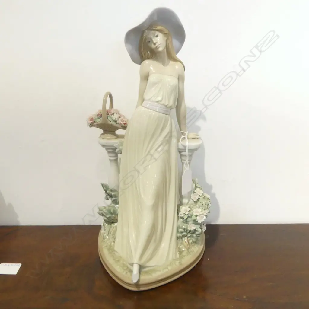 LLADRO #5378 'TIME FOR REFLECTION' H.345mm Image 1++