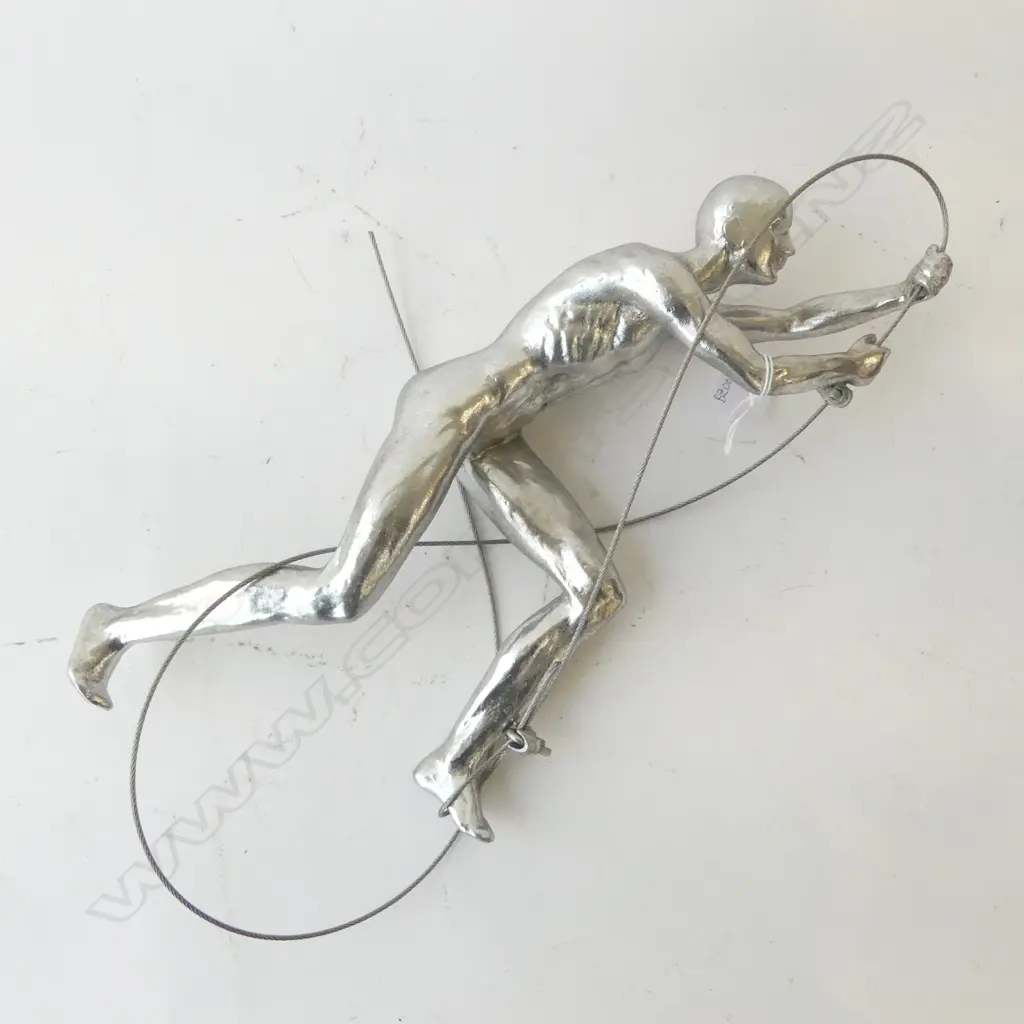 SILVER RESIN CLIMBING MAN H.400mm Image 1++