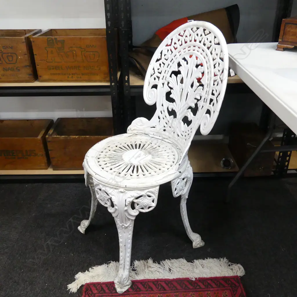 WHITE METAL PATIO CHAIR Image 1++