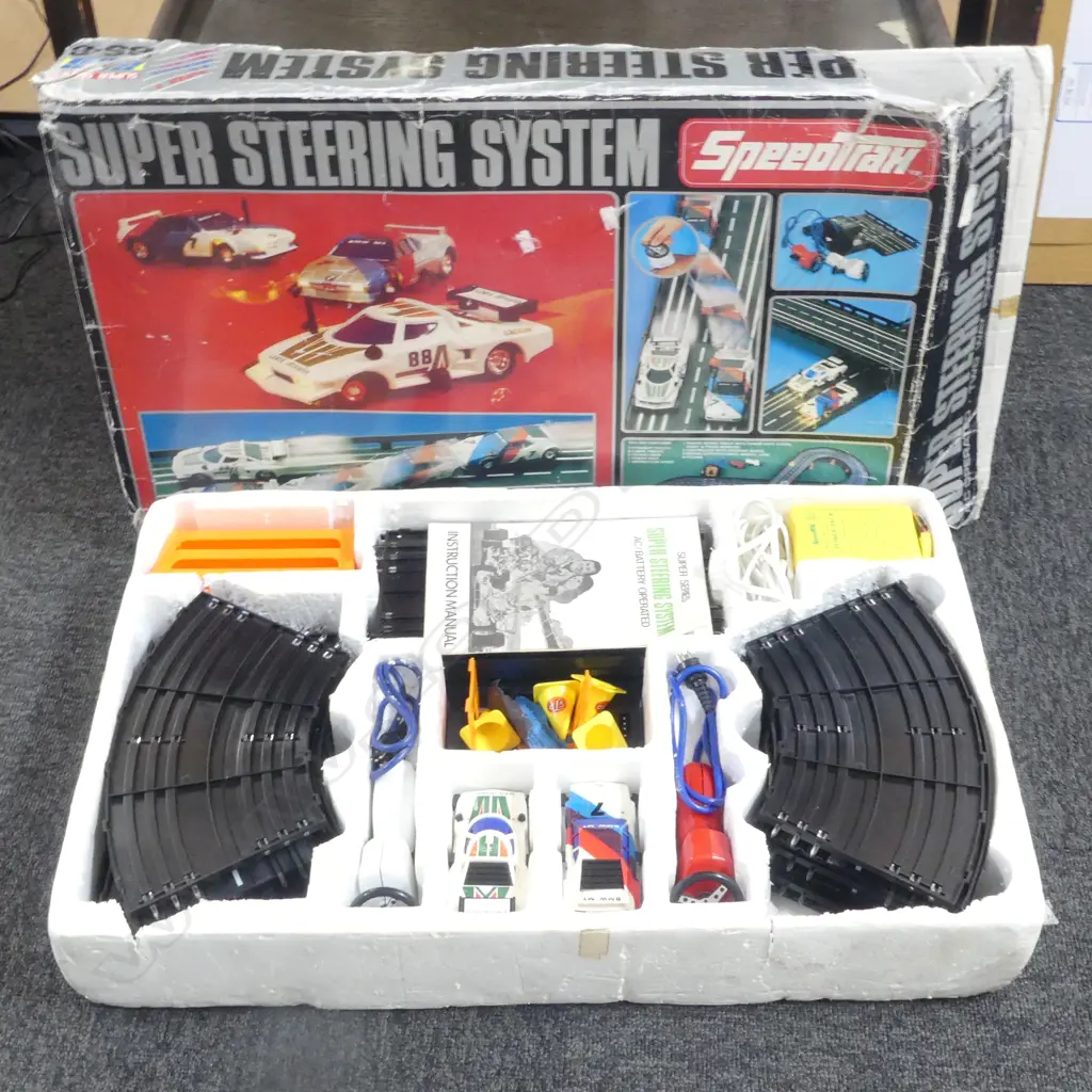 VINTAGE 'SPEEDTRAX SUPER STEERING SYSTEM' BOXED SLOT CAR TOY SET  Image 1++