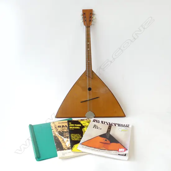 RUSSIAN 6 STRING BALALIKA L680 WITH BOOKS