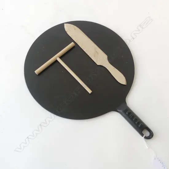 STAUB CAST IRON HANDLED PLATTER 320mm dia + 2 WOODEN TOOLS