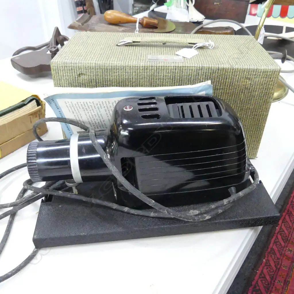 1950’S KODAK ‘KODASLIDE’ PROJECTOR BY EASTMAN KODAK NY USA WITH CASE AND PAMPHLET Image 1++