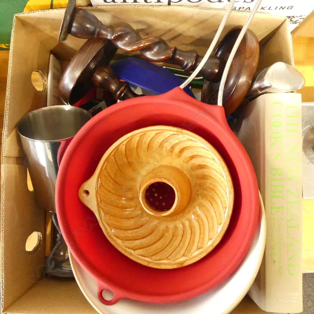 ASST. KITCHEN TOOLS, MASON CASH MIXING BOWL, NZ COOKS BIBLE ETC Image 1++