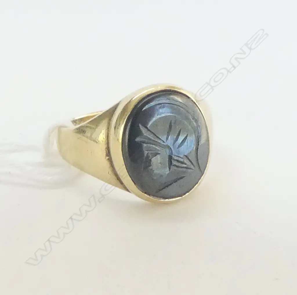 9ct  Y/GOLD GENTS INTAGLIO CUT HEMATITE SIGNET RING 6,35gms SIZE S Image 1++