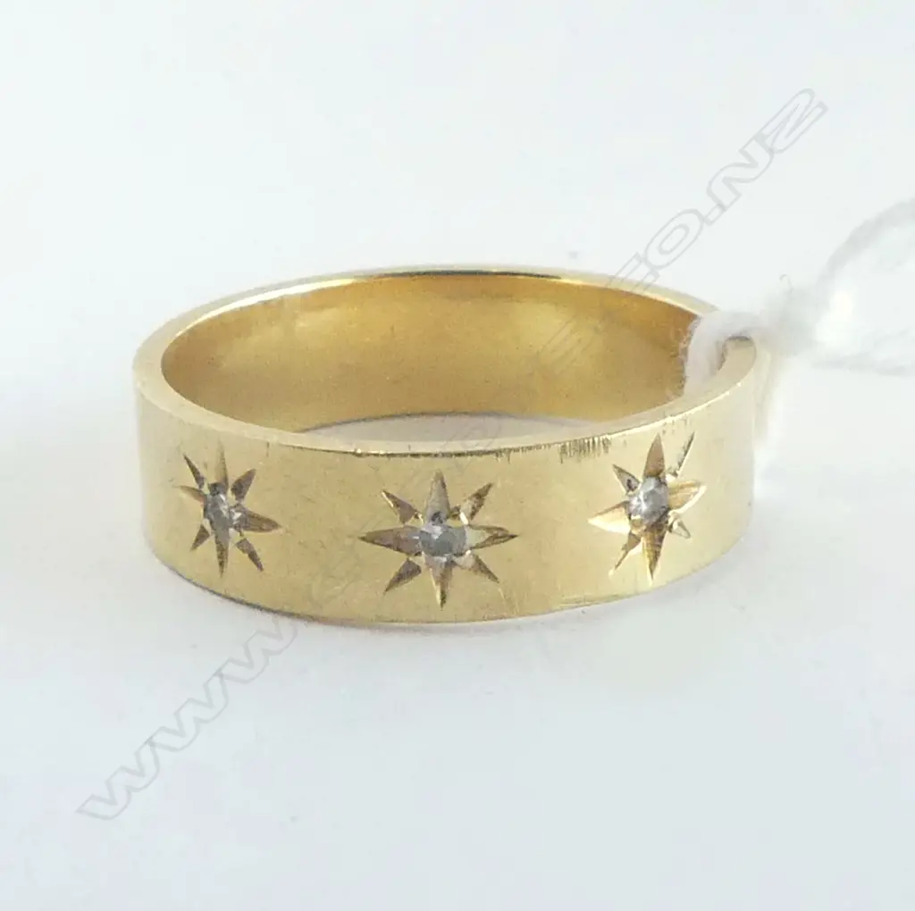 18ct Y/GOLD 3 SMALL DIAMOND SET BAND RING SIZE N 4.2 GRAMS Image 1++