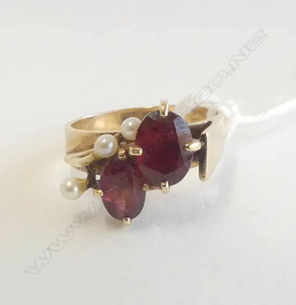 RETRO 9ct Y/GOLD  2 GARNET & SEED PEARL DRESS RING 4.15gms SIZE M Image 1++