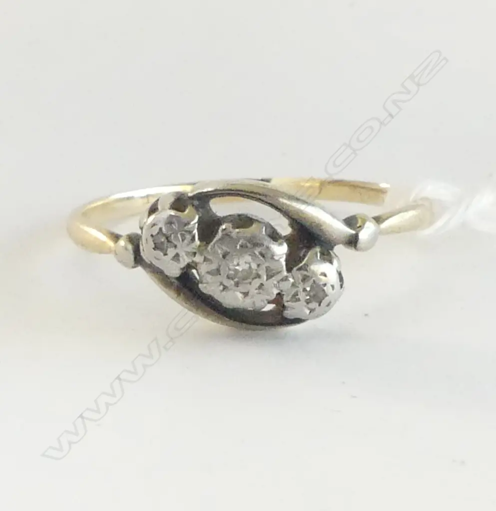 9ct YELLOW GOLD 3 SMALL DIAMOND ILLUSION SET RING 1.56gms SIZE O 1/2 Image 1++