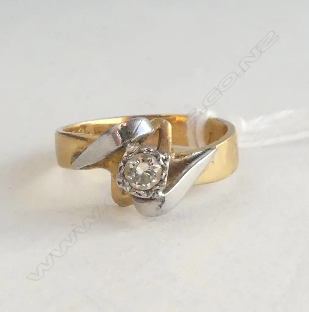 18ct GOLD DIAMOND SOLITAIRE RING 3.4gms SIZE J 1/2 Image 1++