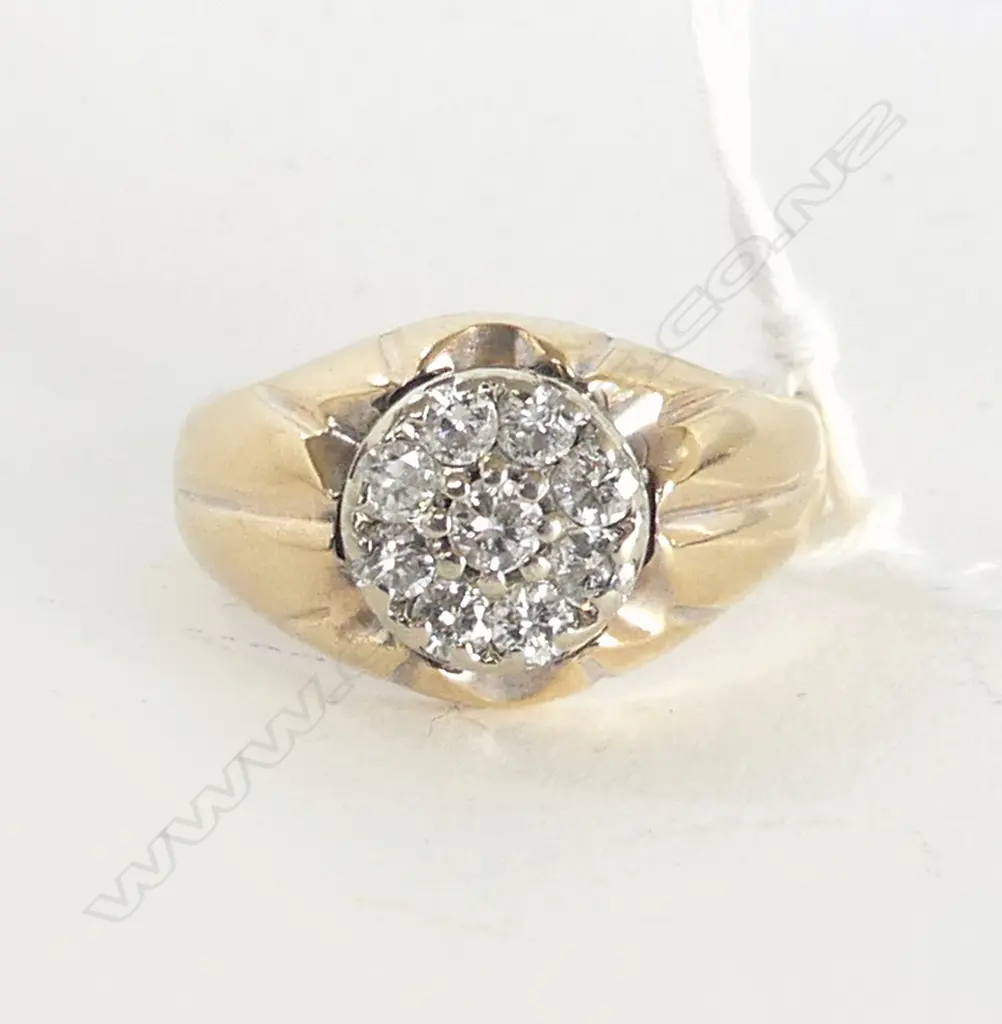 10CT GOLD AND DIAMOND CLUSTER RING (small split in back of shank) Image 1++