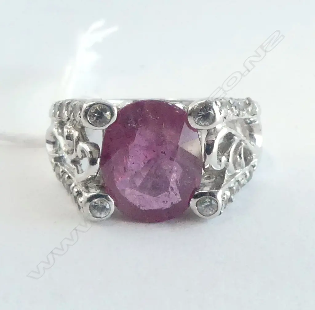 9ct W/GOLD RUBY & WHITE STONE RING decorative pillared shoulders 6,2gms SIZE N Image 1++