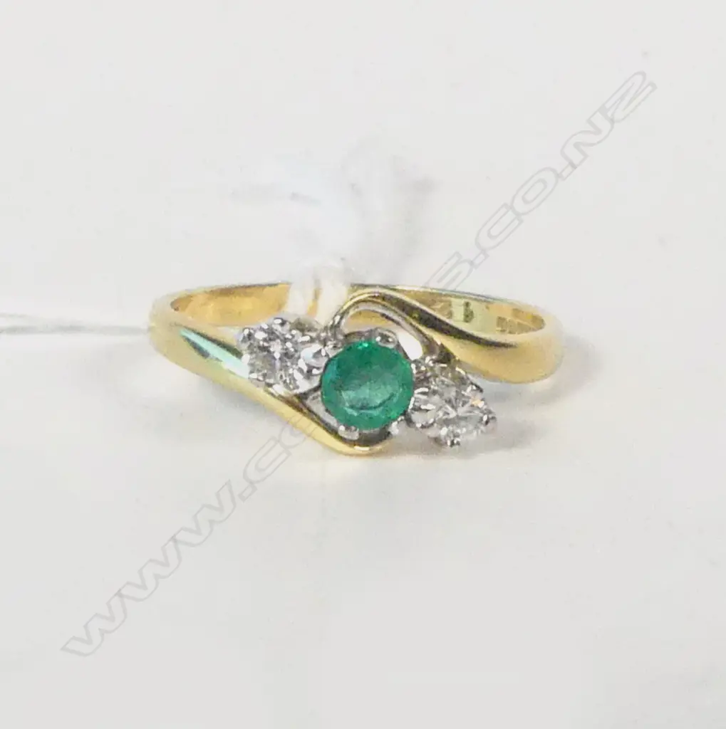 18ct Y/GOLD EMERALD & DIAMOND 3 STONE RING 2.7gms SIZE M Image 1++