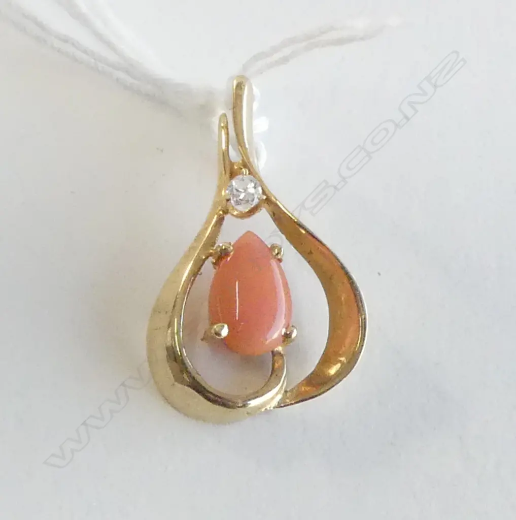 14ct yellow GOLD CORAL & FAUX DIAMOND PENDANT 2gms Image 1++