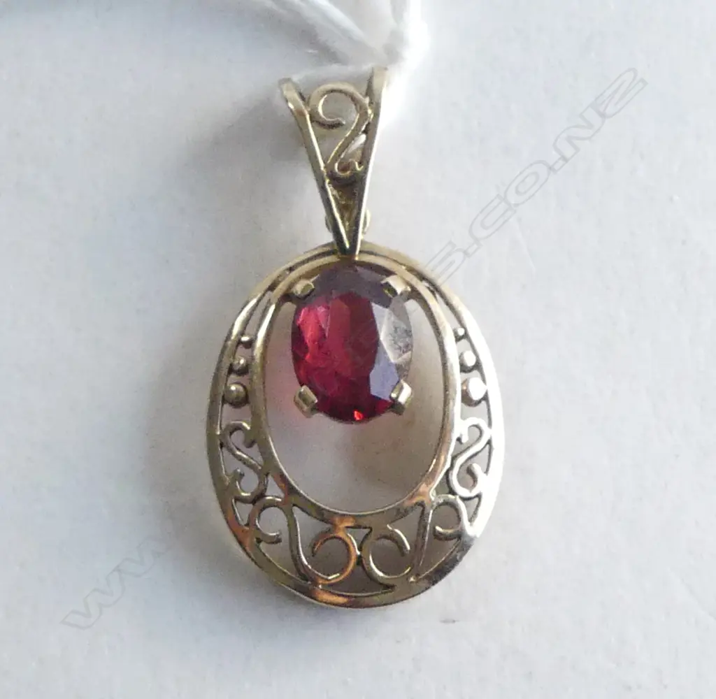 9ct GOLD & GARNET PENDANT 2.55gms Image 1++