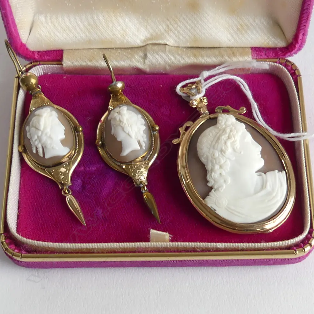 9ct GOLD FRAMED VICTORIAN CAMEO BROOCH 9.16gms + PR GOLD PLATE EARRINGS Image 1++