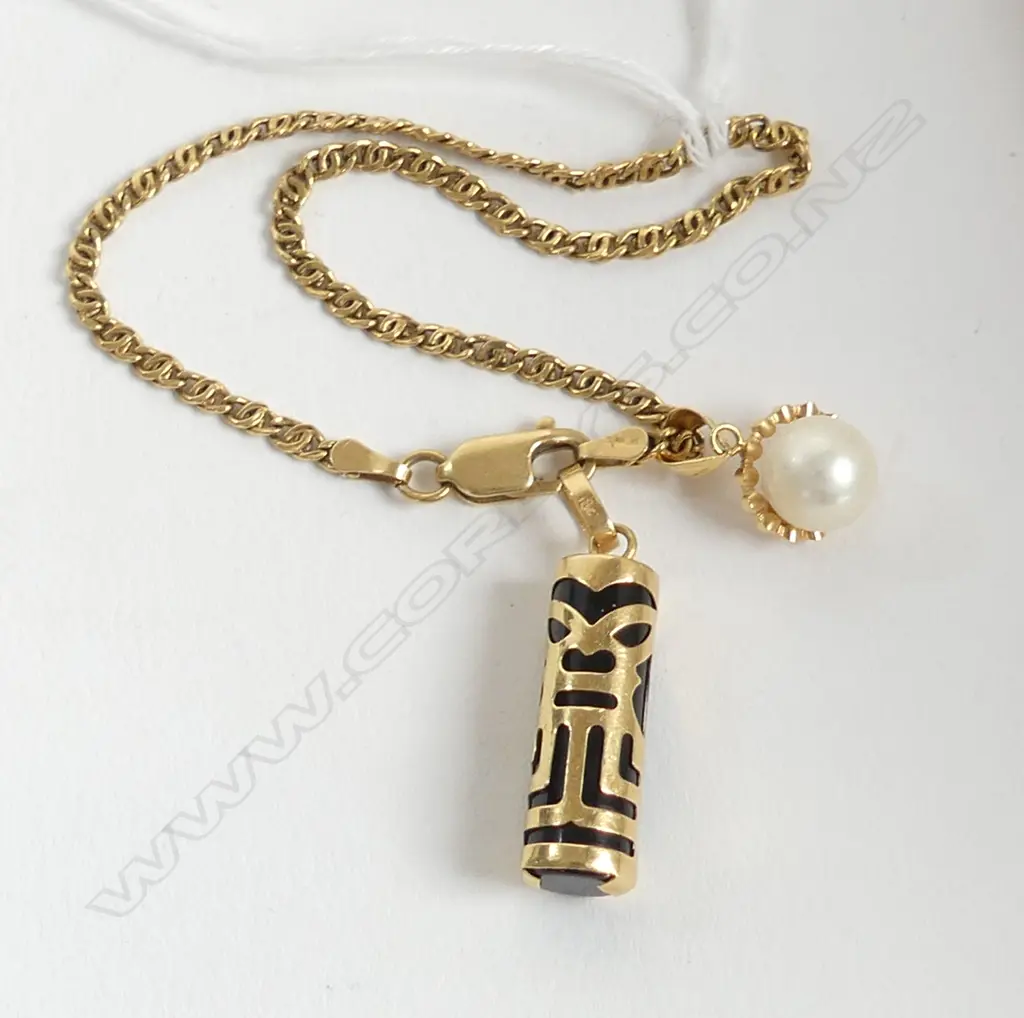 18CT BRACELET 6.8gms incl. 2 18ct charms Image 1++