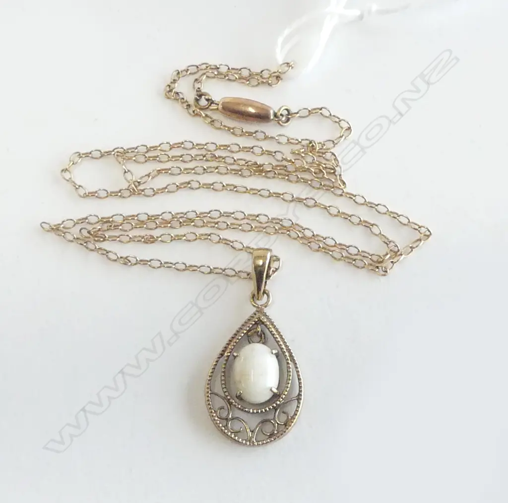 9ct YELLOW GOLD & OPAL PENDANT ON 9ct CHAIN L.440mm 2.59gms Image 1++