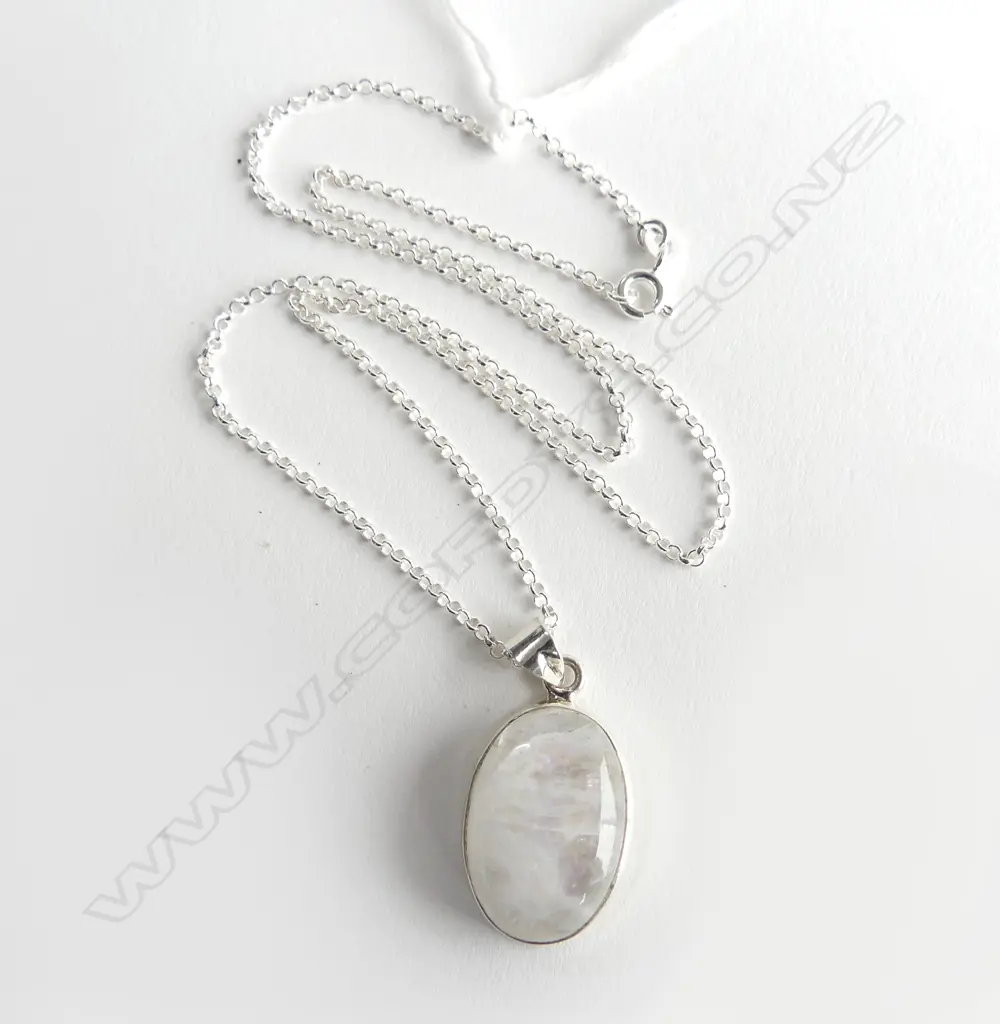 SILVER & MOONSTONE PENDANT ON SILVER CHAIN Image 1++