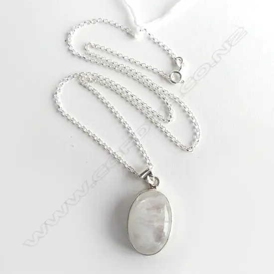 SILVER & MOONSTONE PENDANT ON SILVER CHAIN