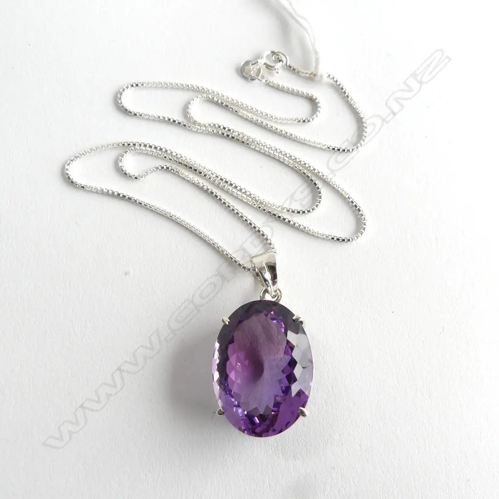 SILVER & CUSHION CUT AMETHYST PENDANT ON SILVER CHAIN Image 1++