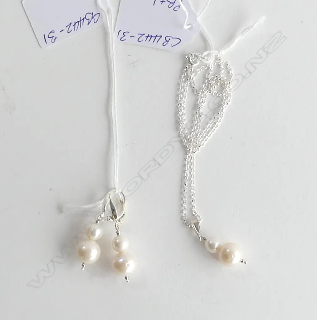 SILVER SET PEARL PENDANT ON SILVER CHAIN & MATCHING EARRINGS w LEVER BACKS Image 1++
