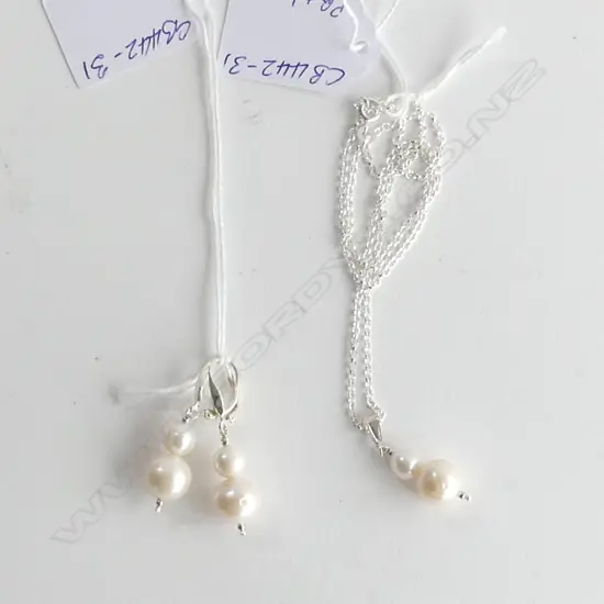 SILVER SET PEARL PENDANT ON SILVER CHAIN & MATCHING EARRINGS w LEVER BACKS