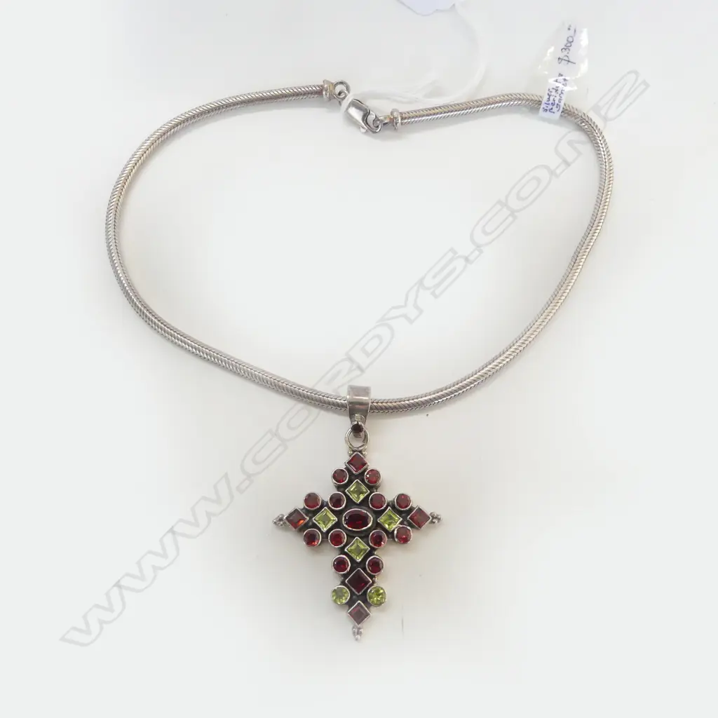 SILVER PERIDOT & GARNET LGE CROSS FORM PENDANT NECKLACE Image 1++