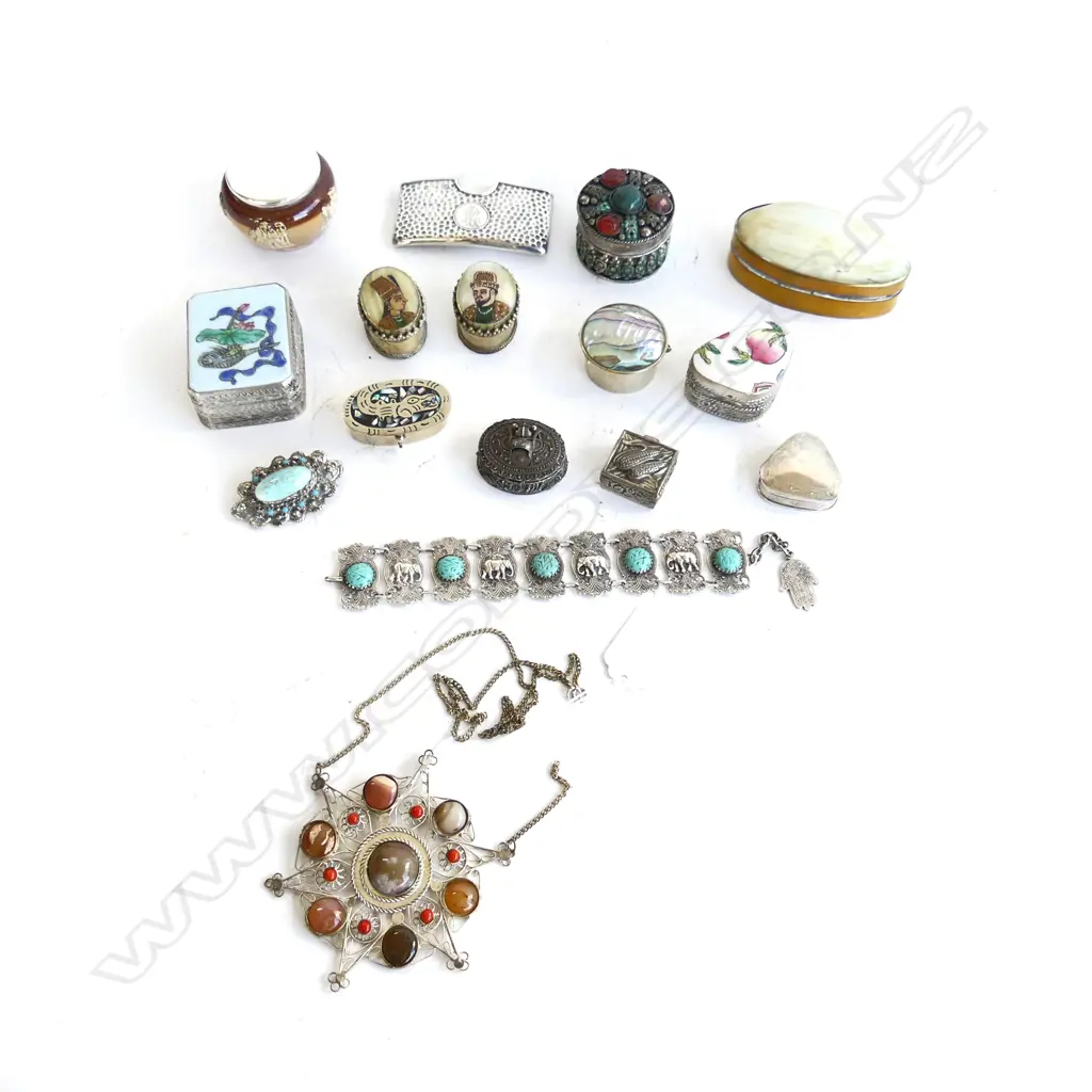 16 PCES; TRINKET BOXES (SOME SILVER), COSTUME JEWELLERY ETC Image 1++