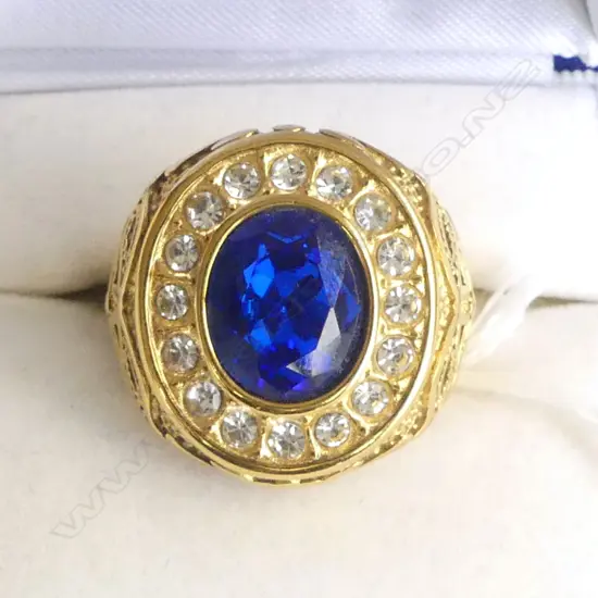 LRG 18ct PLATED COSTUME RING w CENTRAL BLUE STONE, SIZE U
