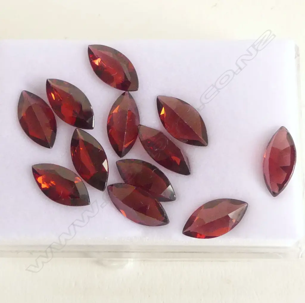 20CT FACETED GARNET, NAVETTE Image 1++