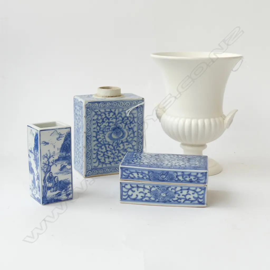 3 ORIENTAL B/W CONTAINERS H.125mm (1 chipped) + WHITE WEDGWOOD URN VASE H.175mm base chipped Image 1++