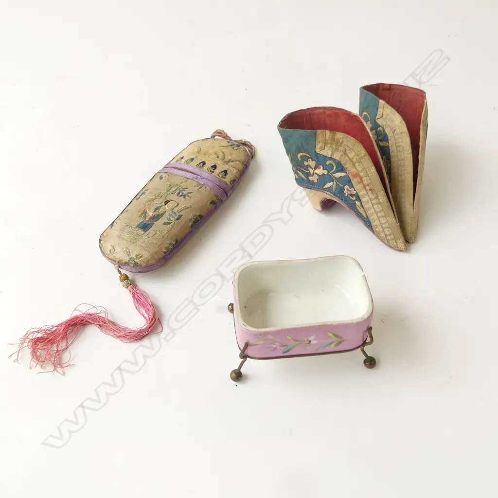 ORIENTAL NEEDLEWORK LOTUS SHOES & GLASSES CASE L.165mm + CERAMIC CONTAINER (chip) Image 1++