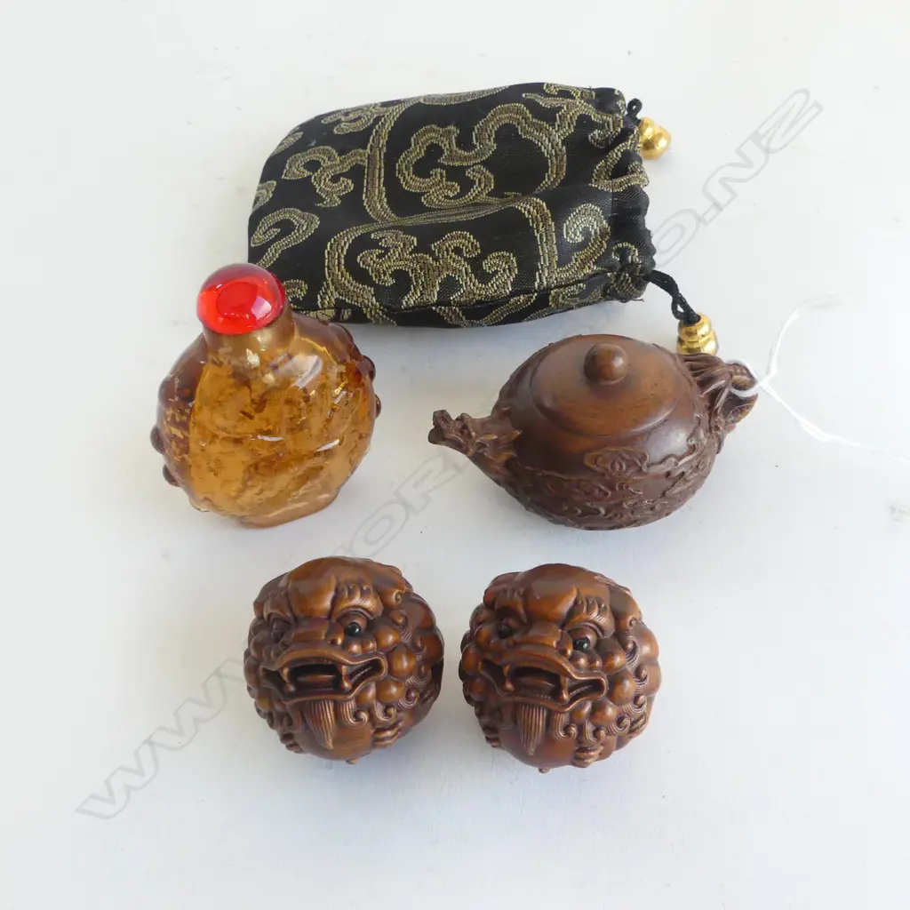 4 ORIENTAL PCES; PR CARVED BALLS, TEAPOT & SNUFF BOTTLE H.70mm Image 1++