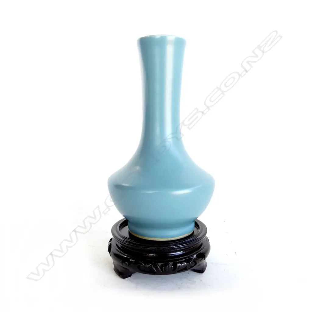 BLUE CHINESE VASE w. 6 CHARACTER MARK, ON STAND H.195mm Image 1++