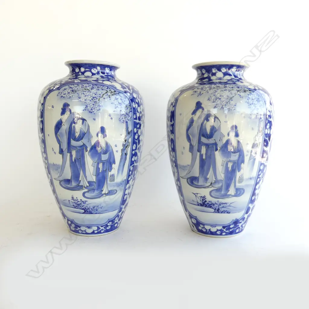 PR CHINESE B/W VASES H.305mm Image 1++
